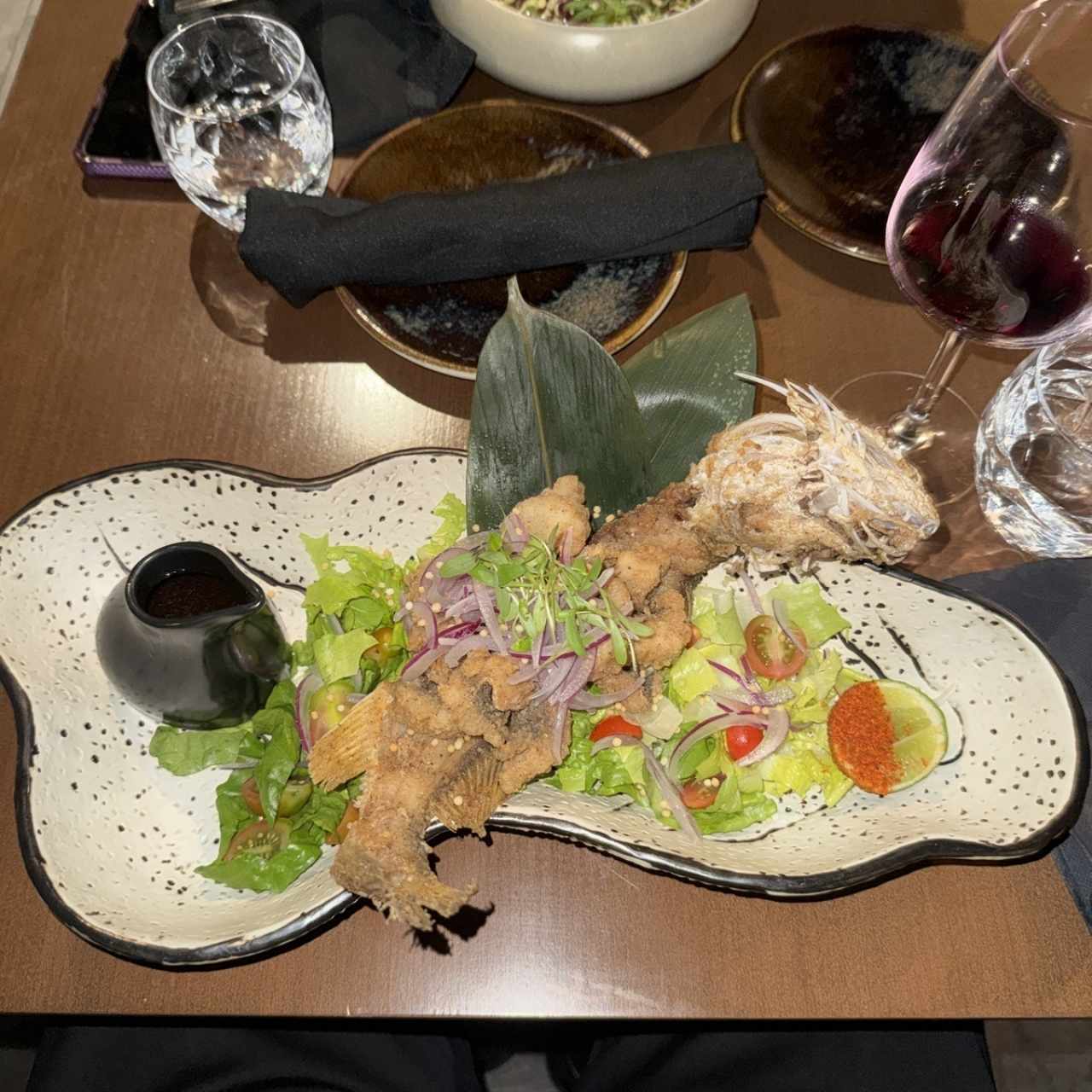 Pesca disvorciado con salsa de narajan 