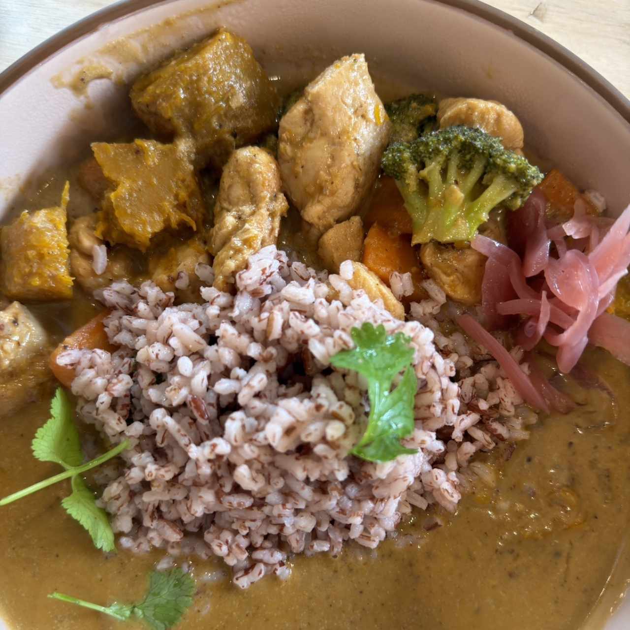Platos Fuertes - Curry Rojo