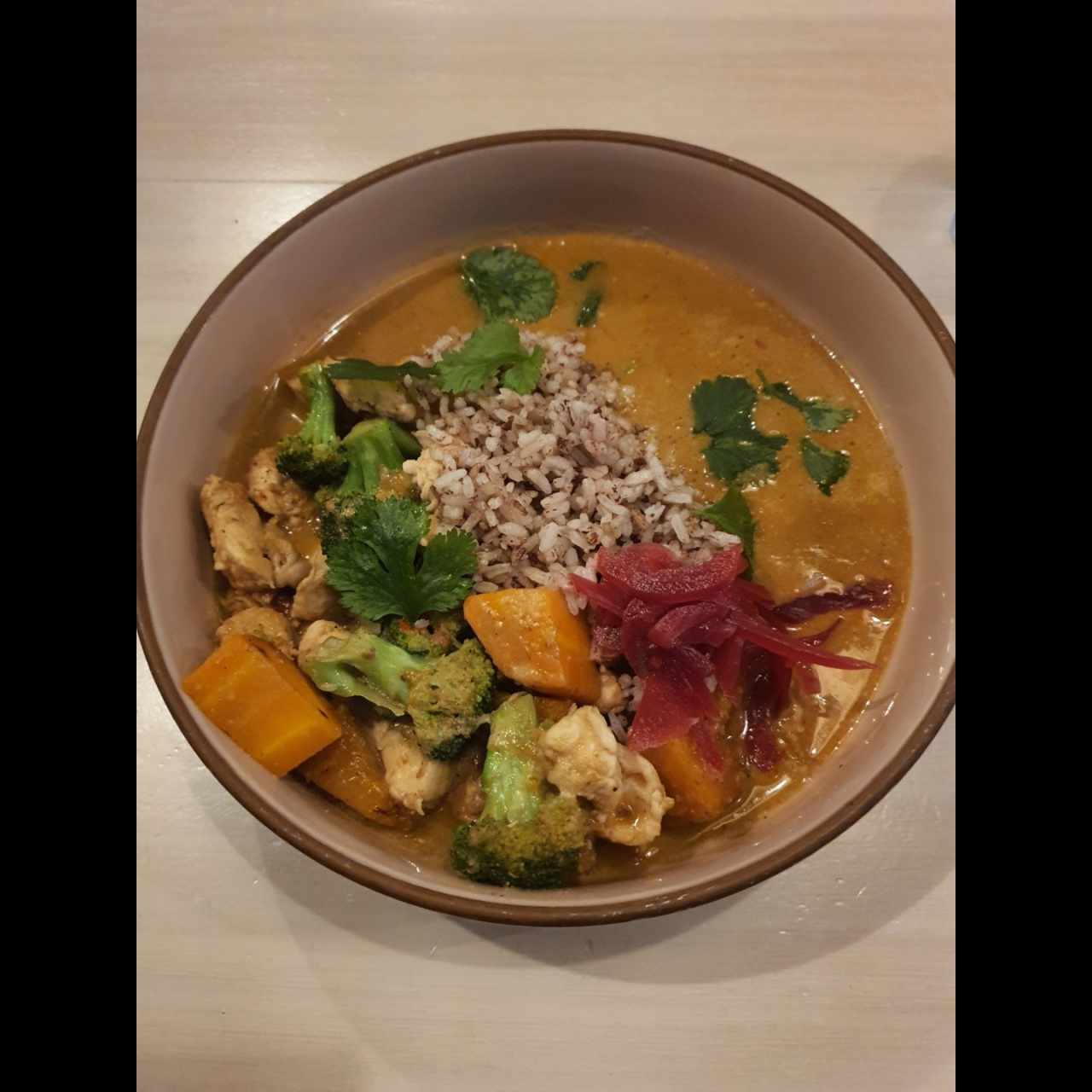 Platos Fuertes - Curry Rojo