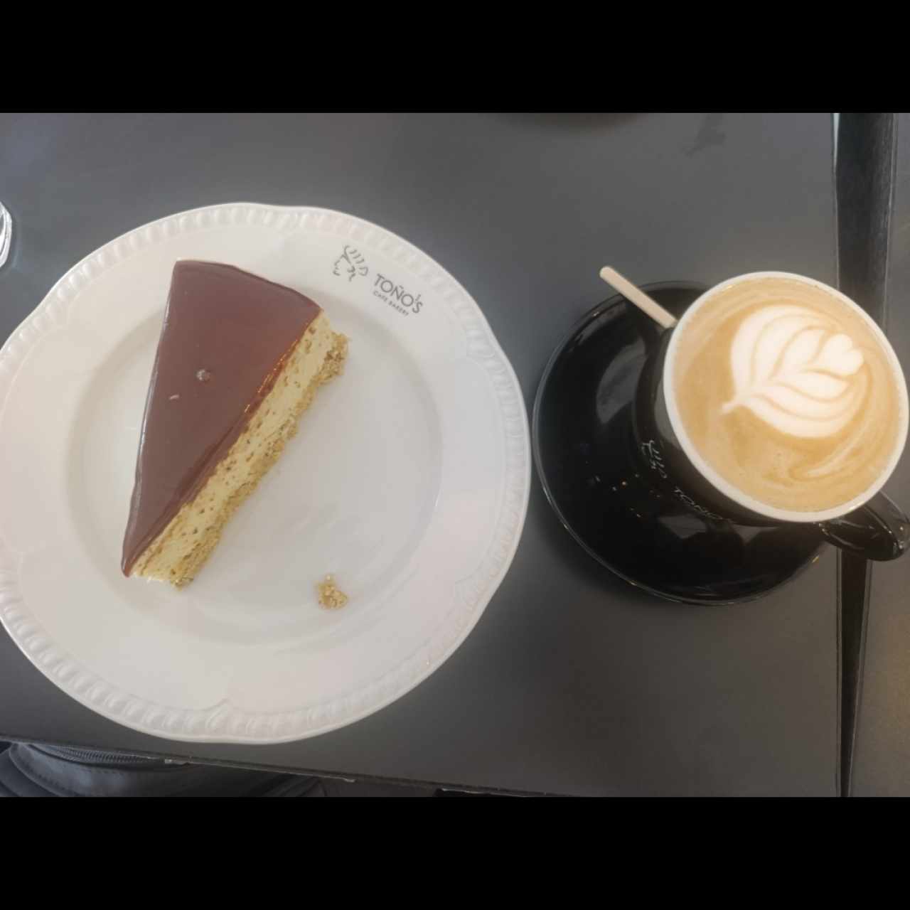 cheesecake Dubai y capuchino 