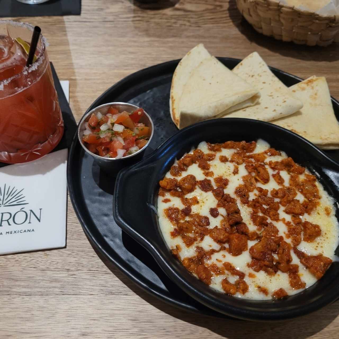 QUESO FUNDIDO (NATURAL/CHORIZO/CHAMPIÑONES)