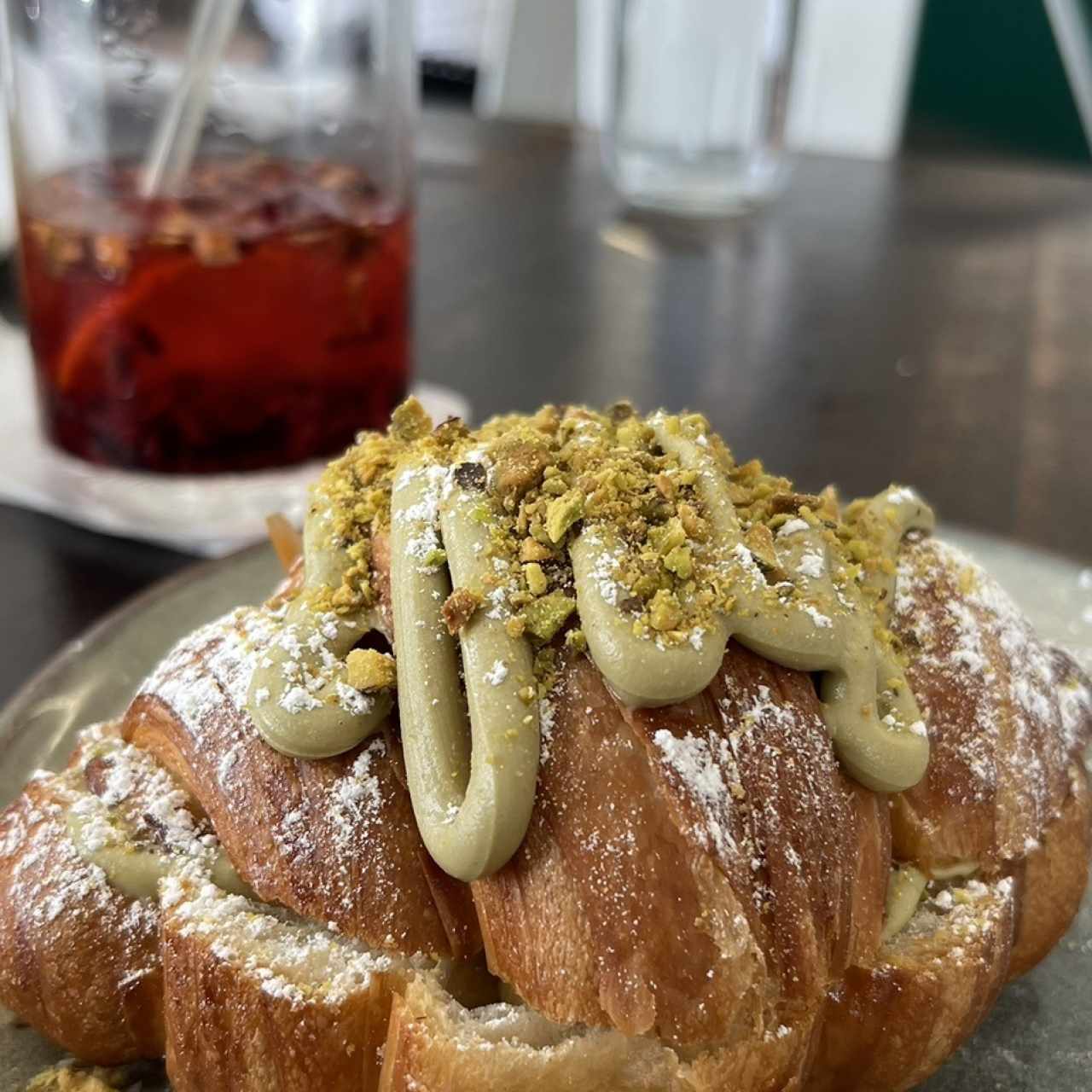 Croissant con papel en su interior… ¿que sigue? 