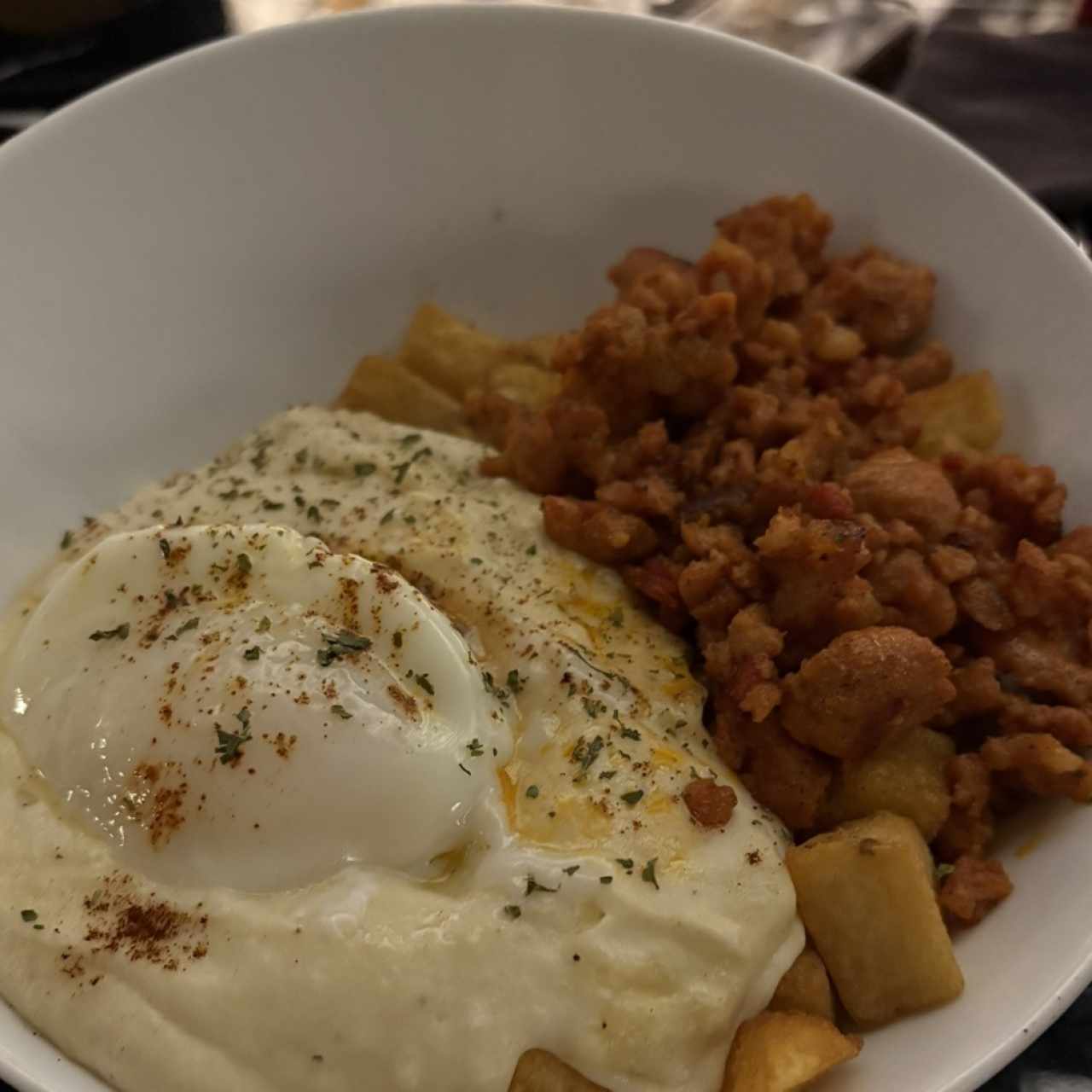 Huevos Rotos con Chistorra o Jamón Serrano,Junto a un alioli de pimentón Ahumado