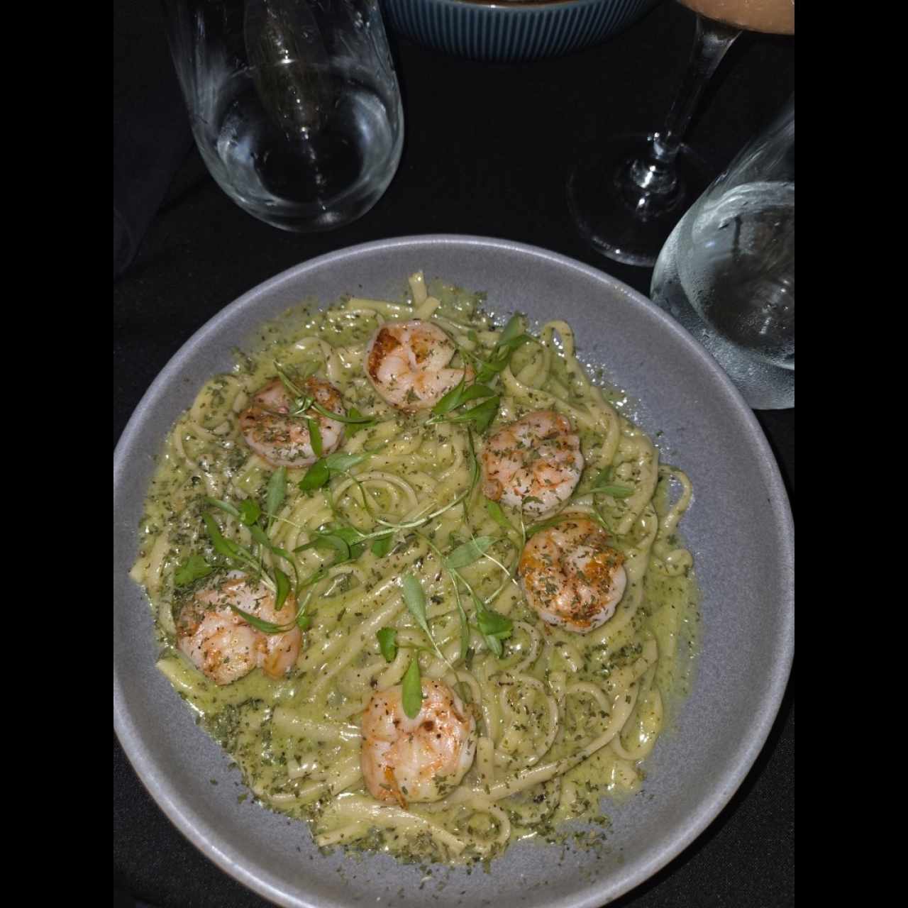 Pasta al pesto con camarones 