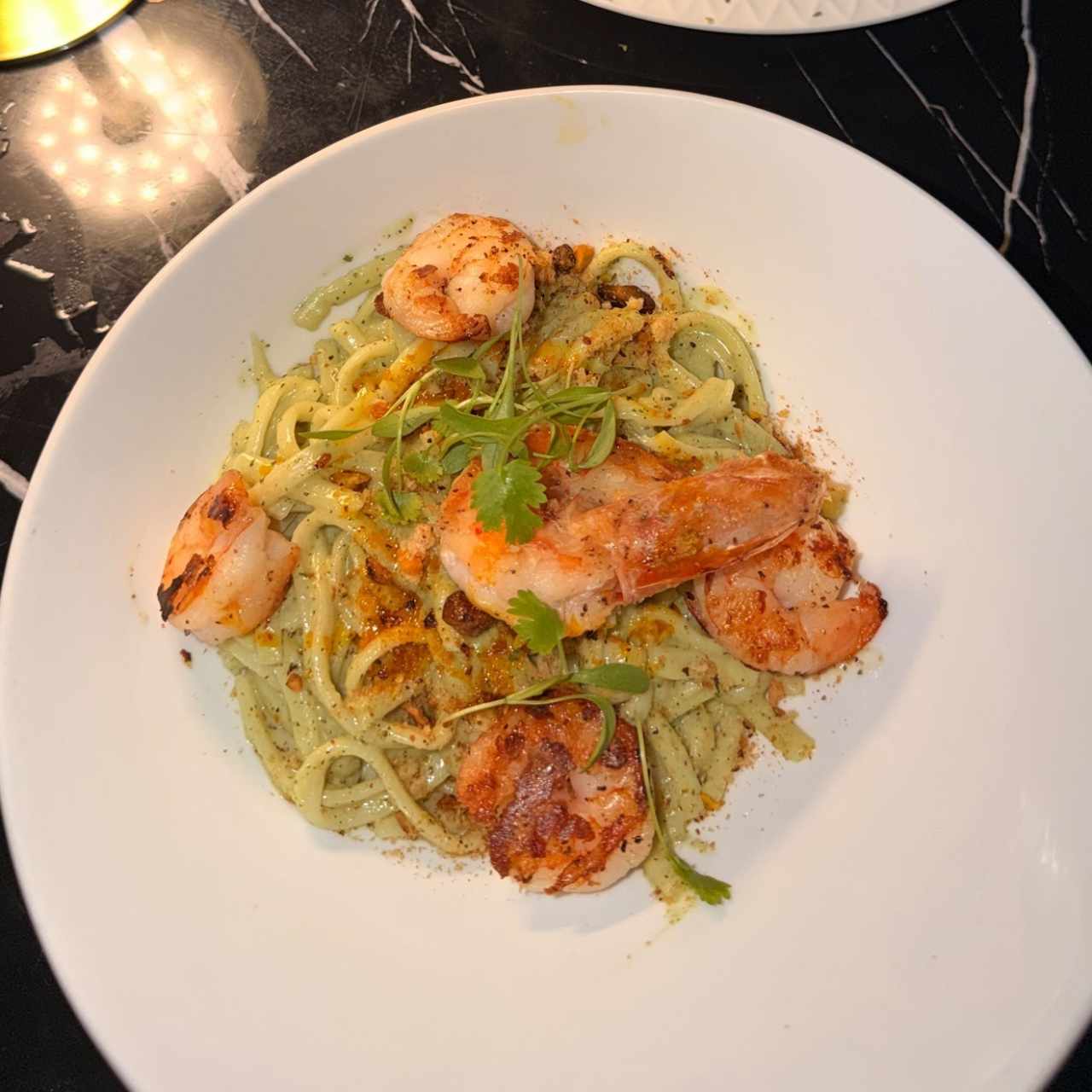 Fettuccini al pesto con camarones