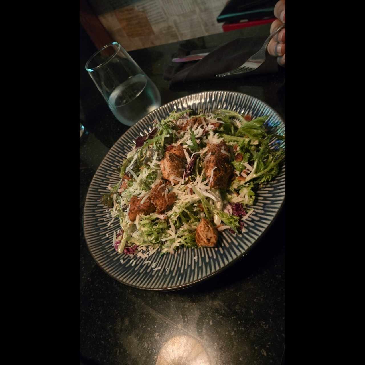 Ensalada César con pollo del chef