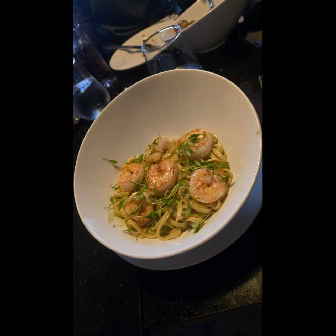 Fettuccini al pesto con camarones