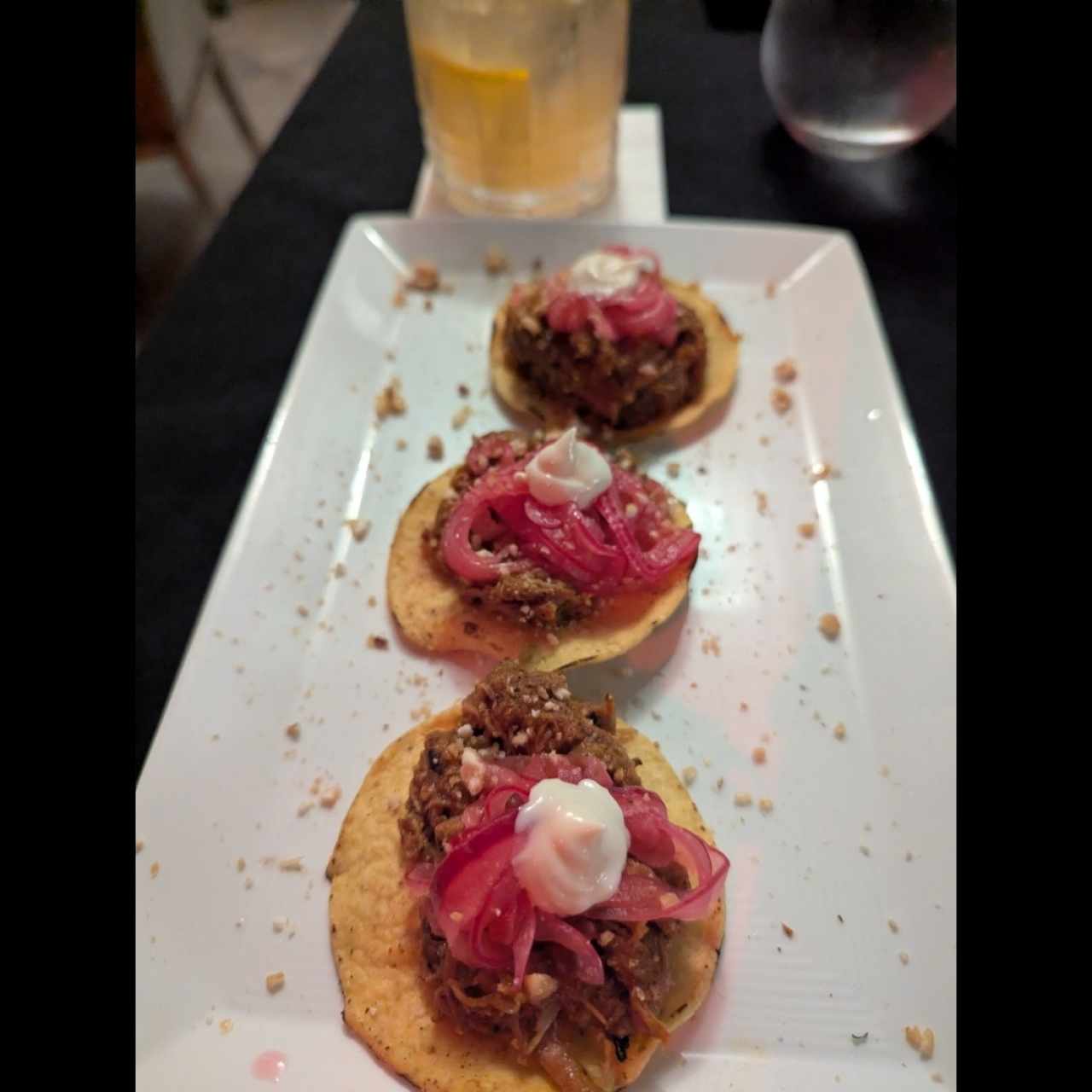 Tostadas de maíz con lechona pibil