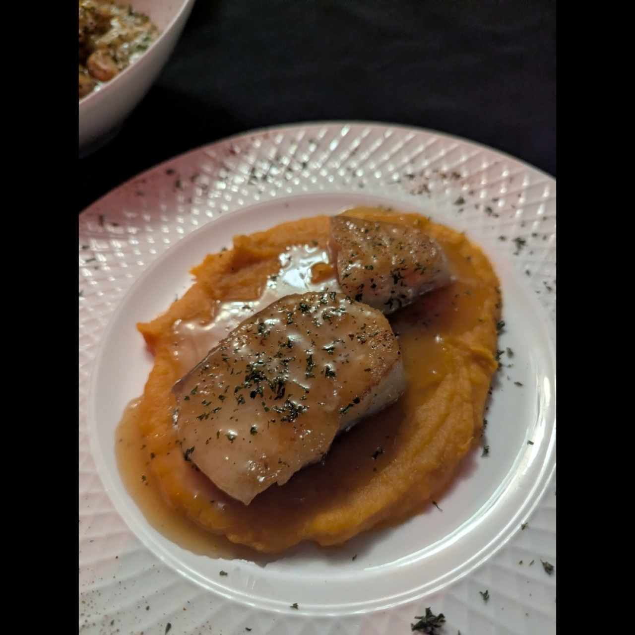 Robalo con camote asado
