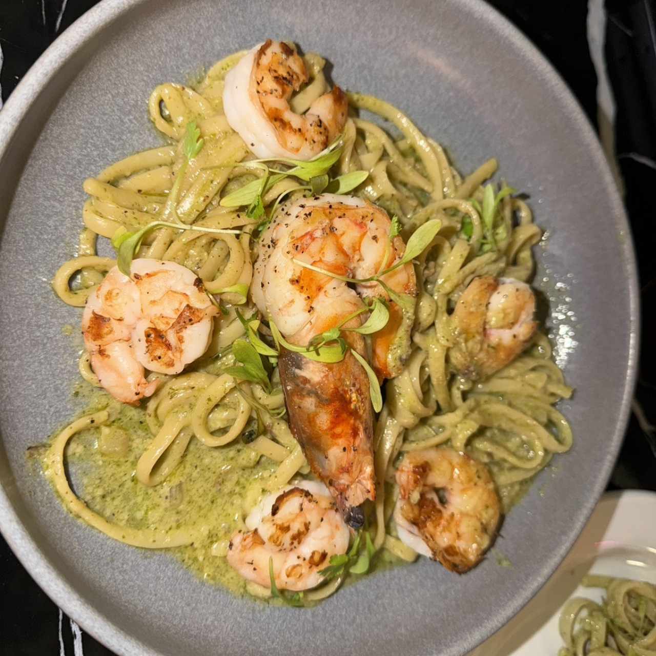 Fettuccini al pesto con camarones