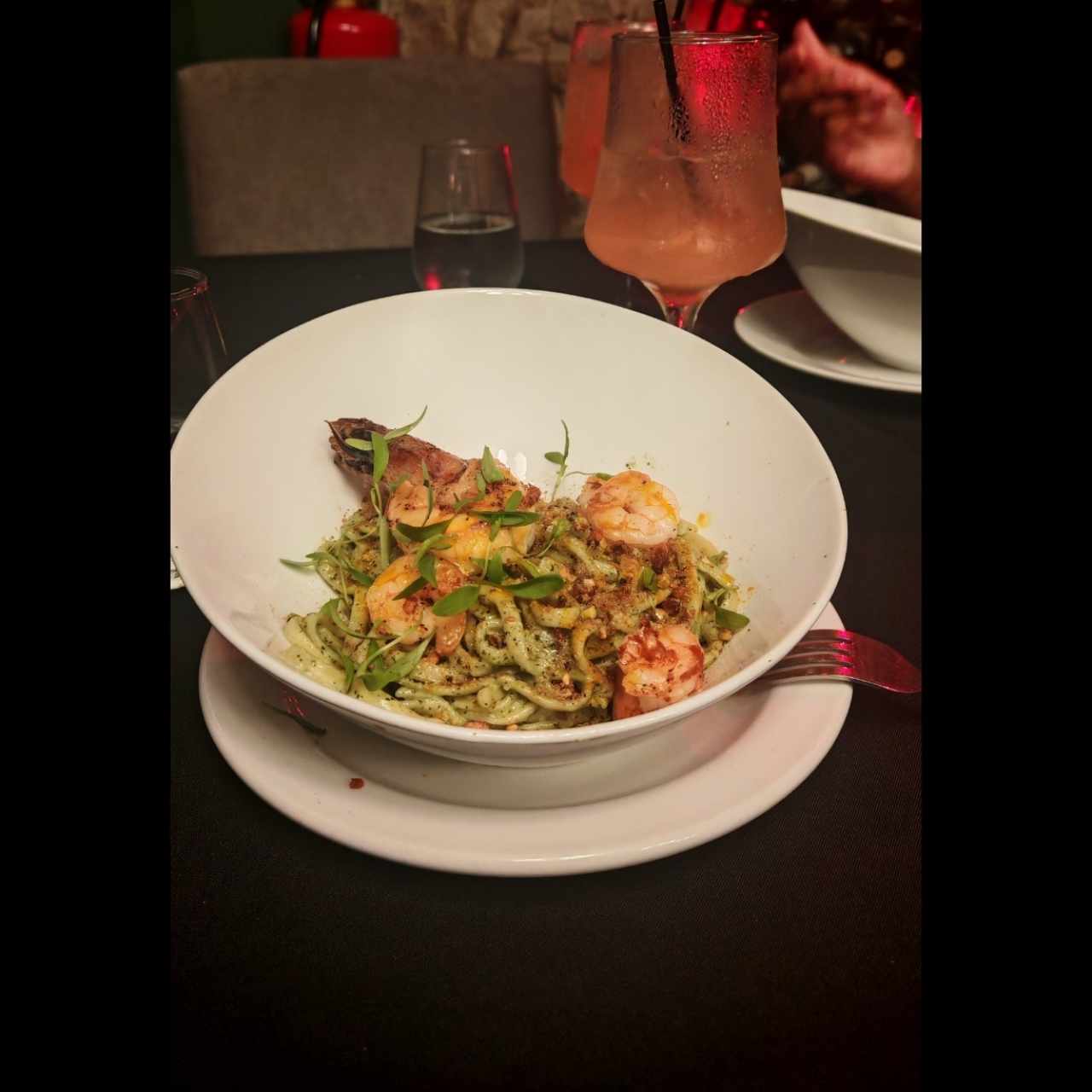 Fettuccini al pesto con camarones