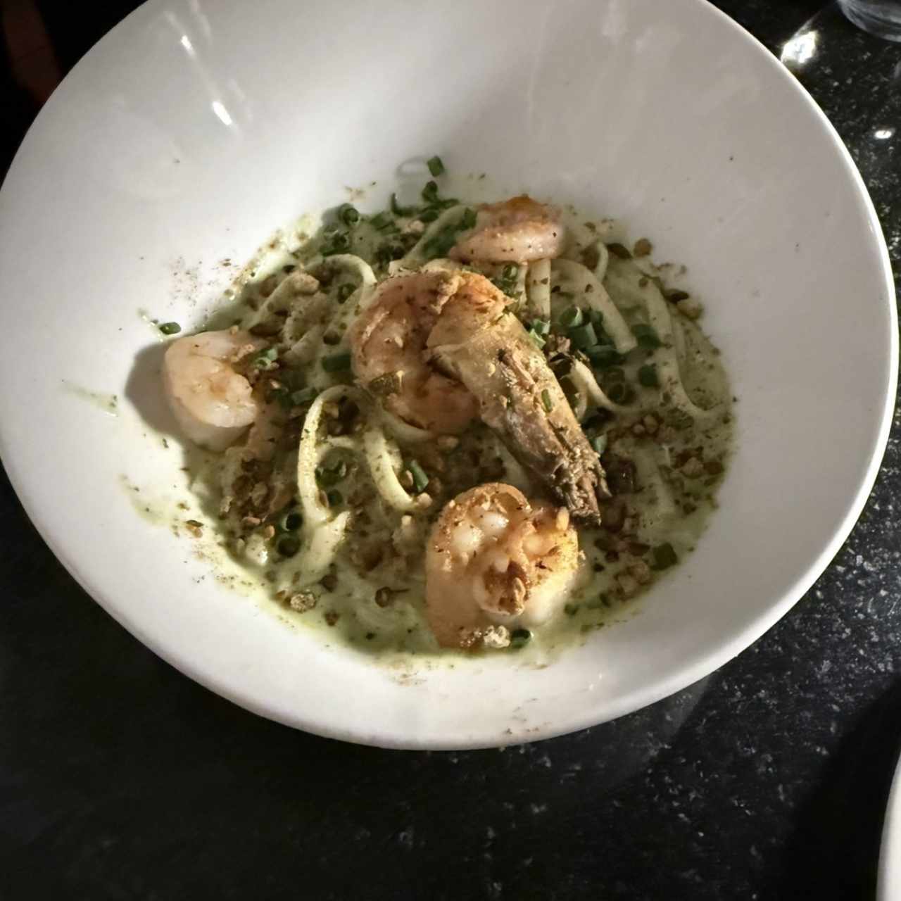 Fettuccini al pesto con camarones