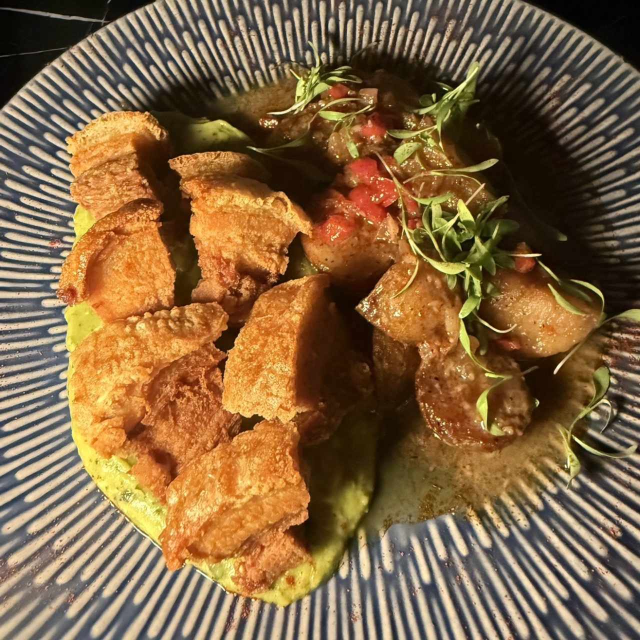 Chicharrón con papines 