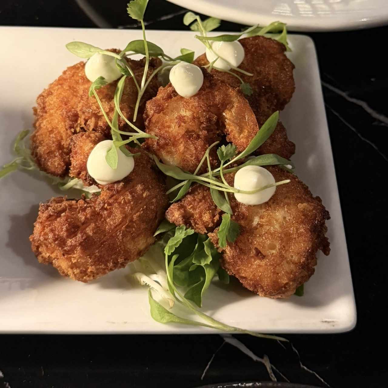 Camarón tempura en salsa de kimchi