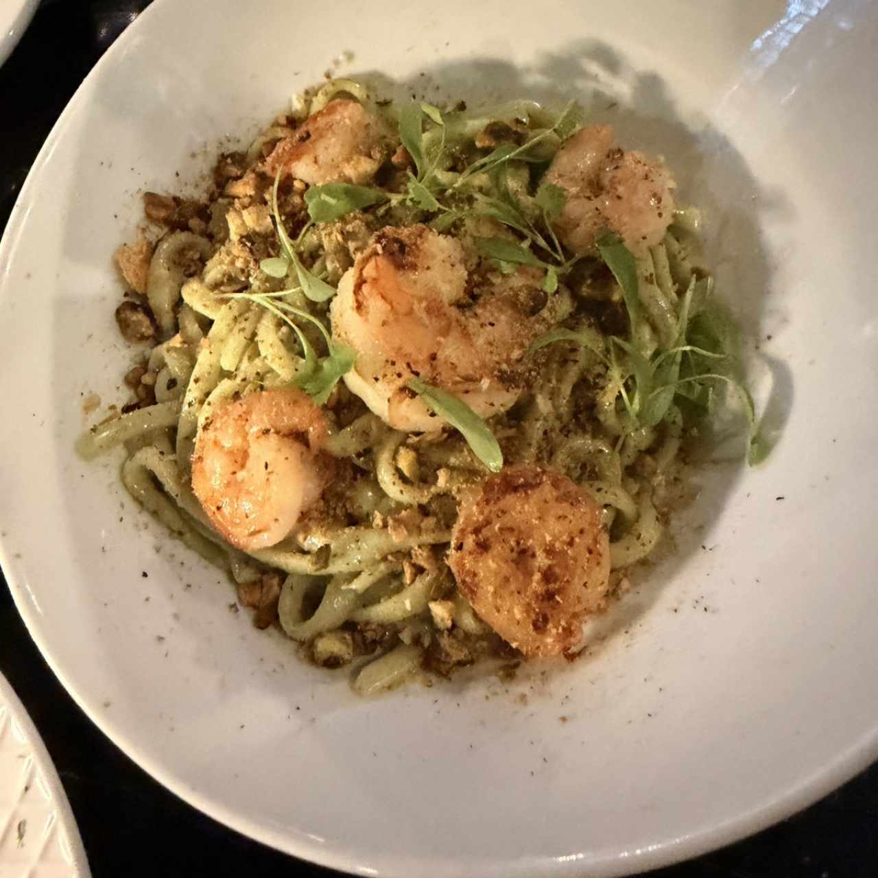 Fettuccini al pesto con camarones