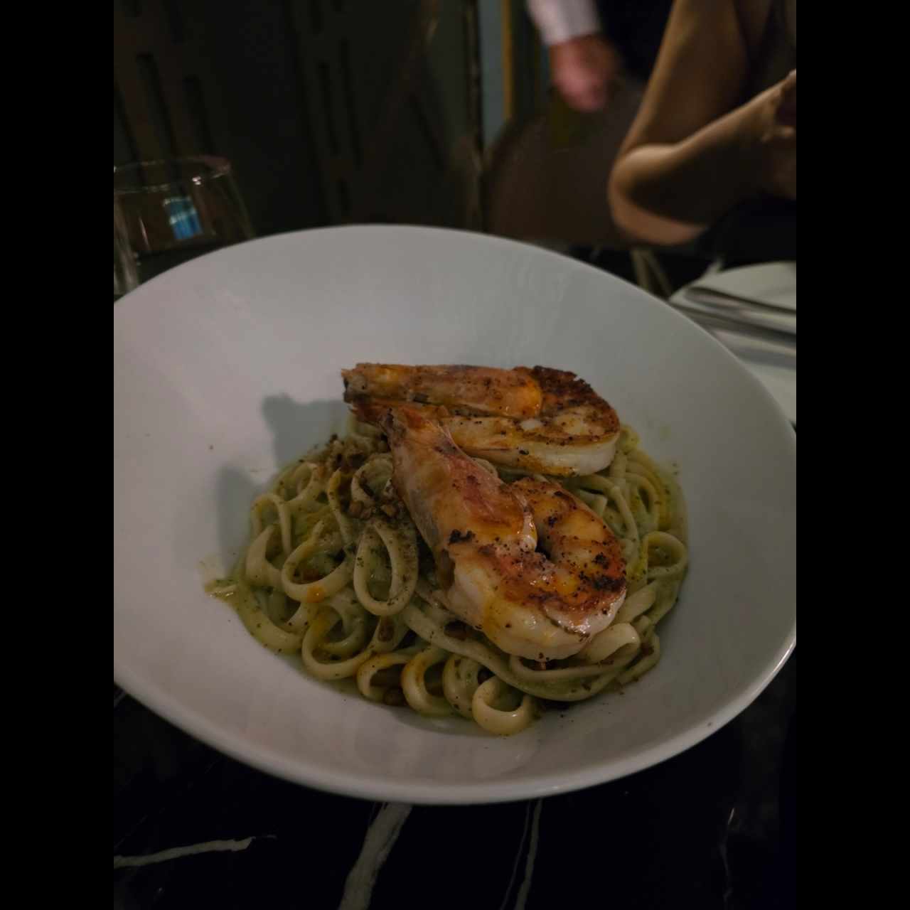 Fettuccini al pesto con langostinos y crocante de pistacho