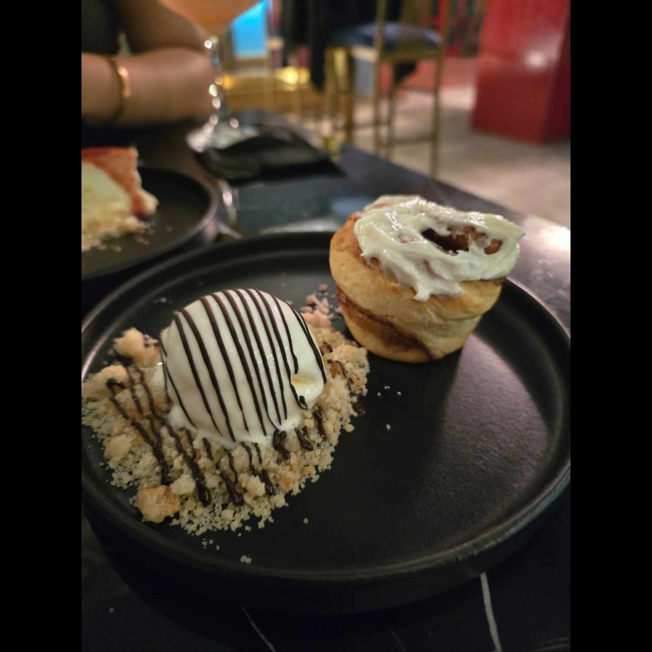 Cinnamon Roll con helado de vainilla