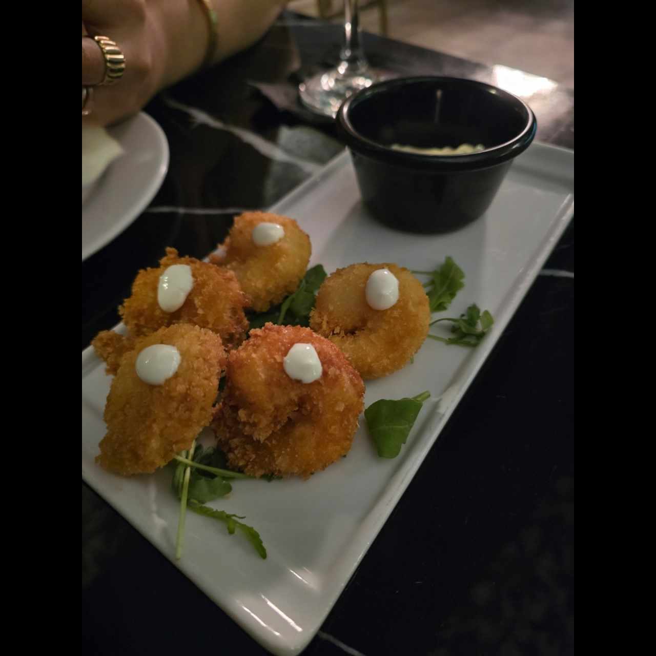Camarones en tempura con alioli cítrico