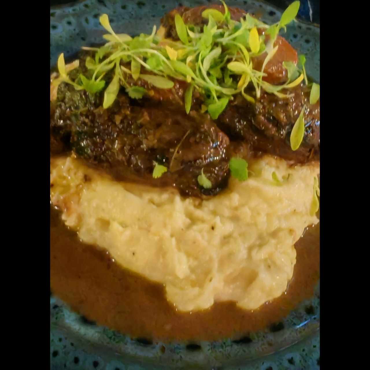 Ossobucco de cerdo en sus jugos