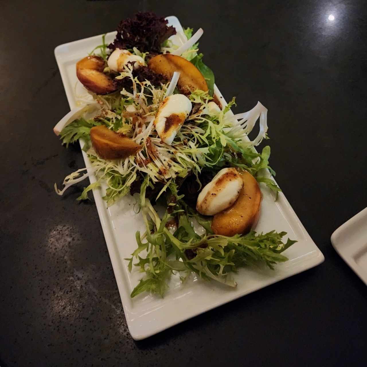 Ensalada de bocconcini y melocotón asado