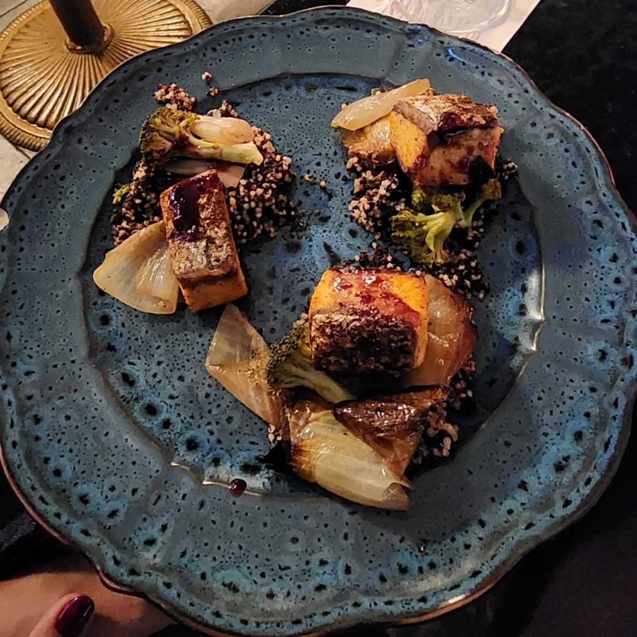 Salmón en salsa de saril con quinoa