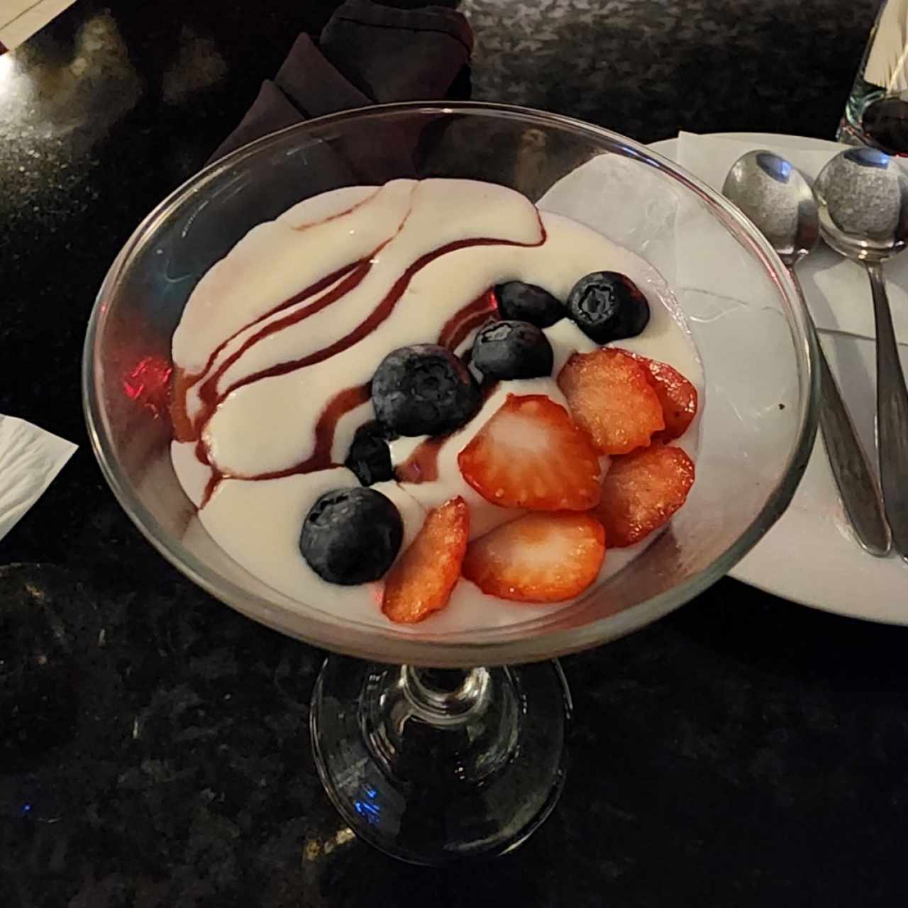 Mousse de chocolate blanco y frutos rojos