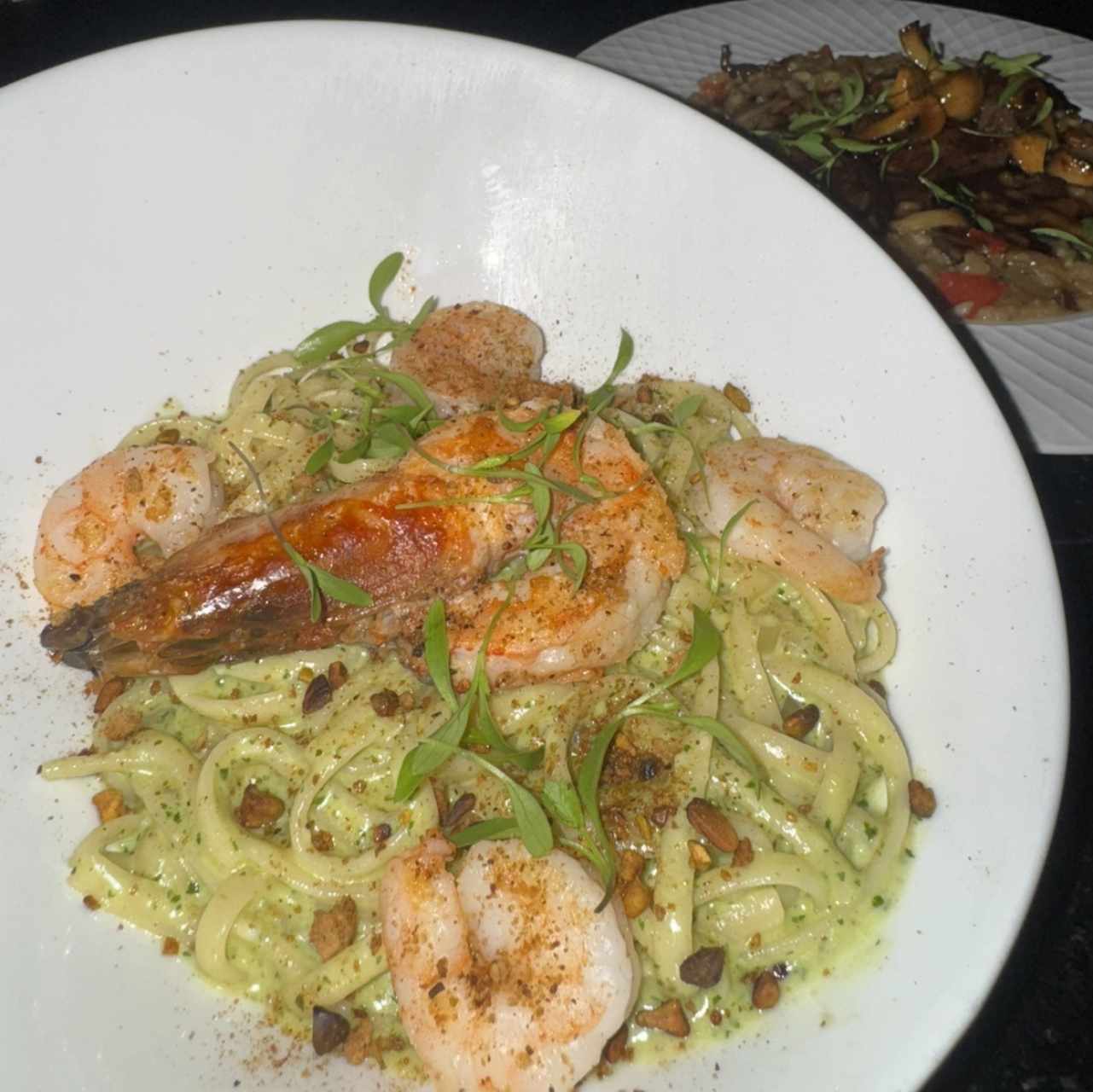 Fettuccini al pesto con camarones