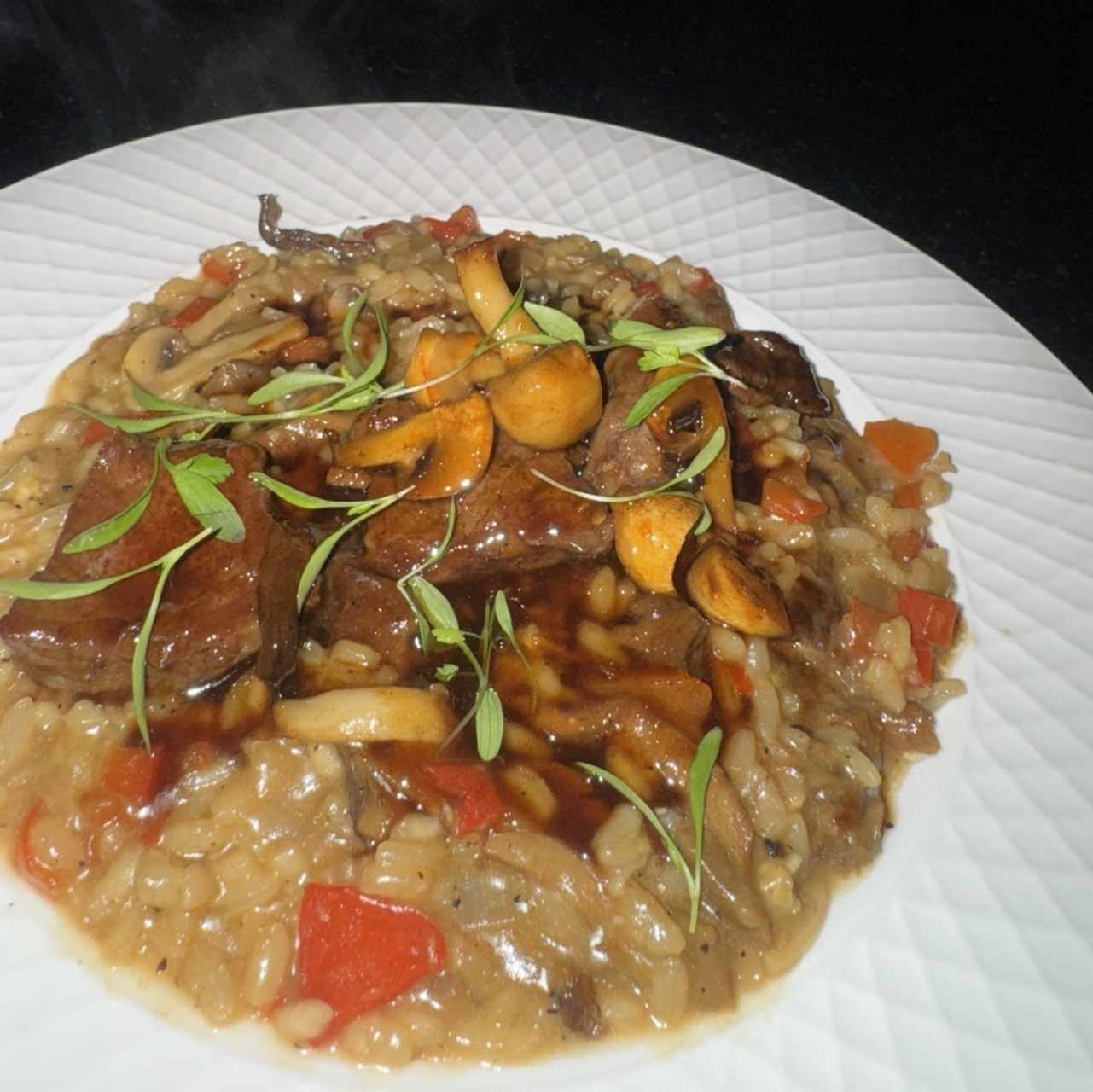 Arroz meloso con hongos y filete de res 