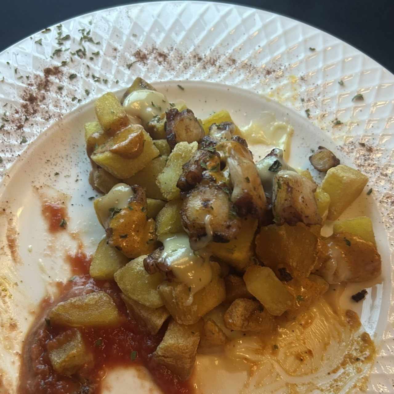 Papas Bravas ,Pulpo a la Parrilla y Alioli Rotizado Negro
