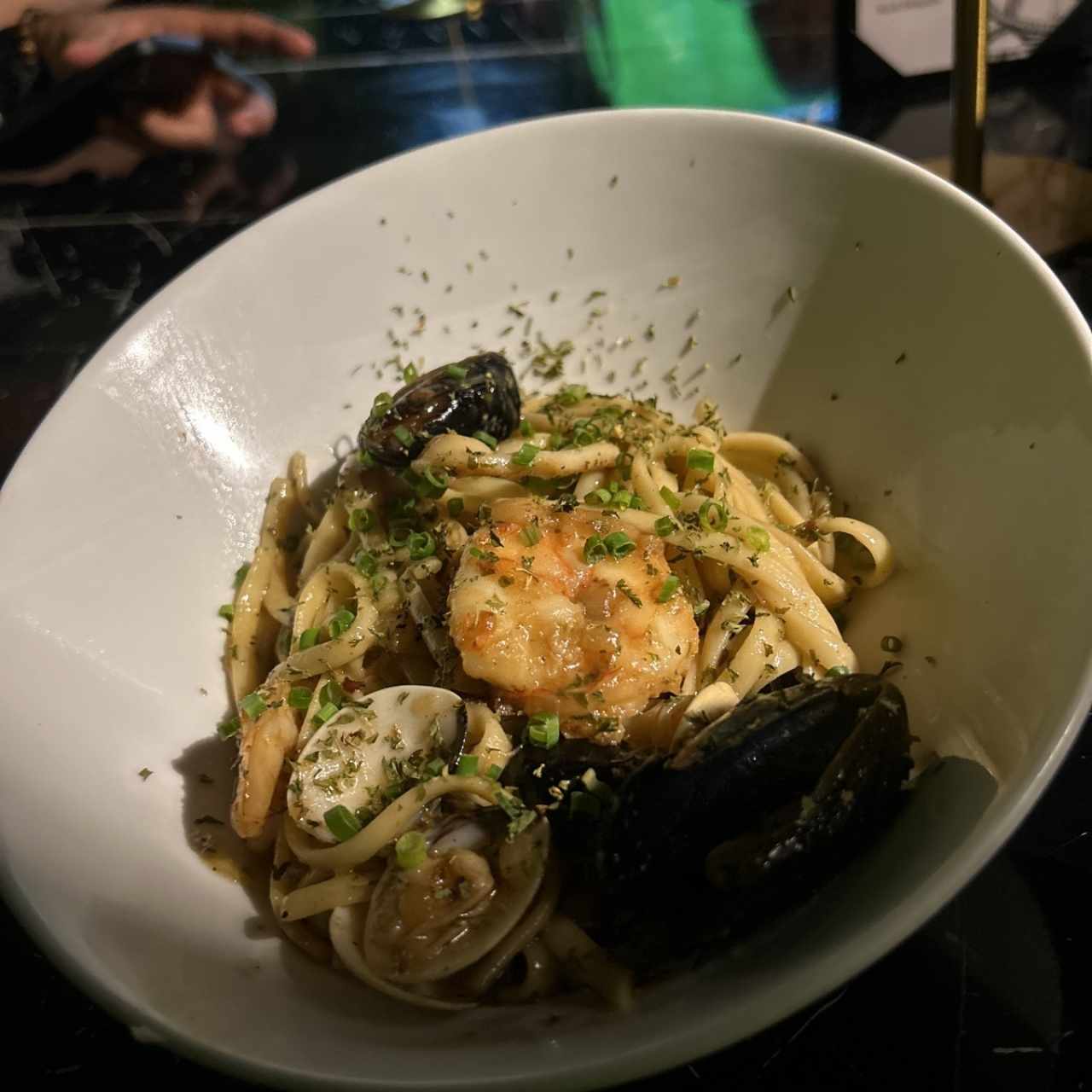 Fettuccini al pesto con camarones