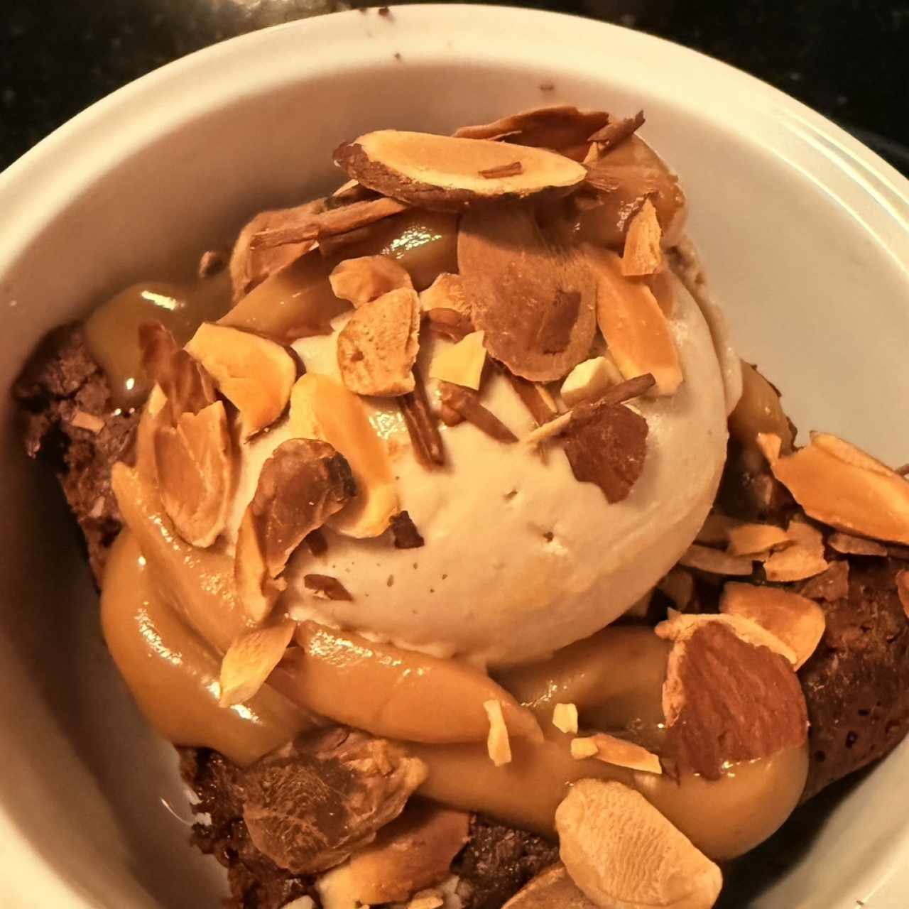 Brownie con helado de cafe y coulis de coco