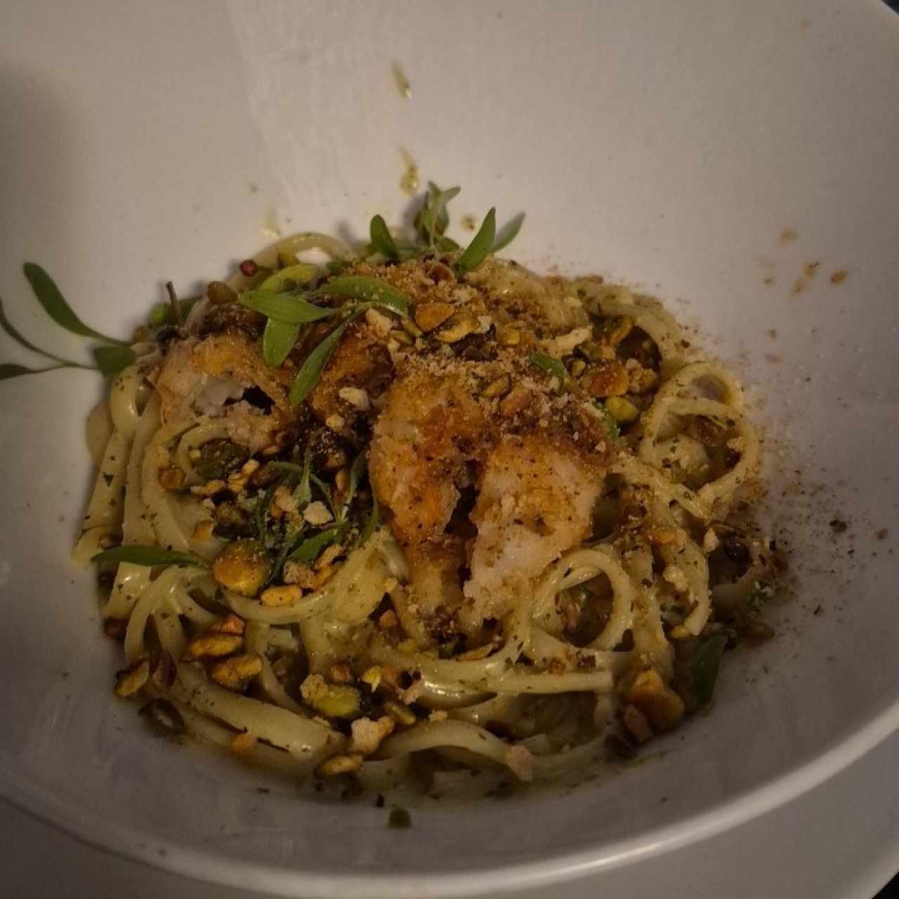 Fettuccini al pesto con camarones
