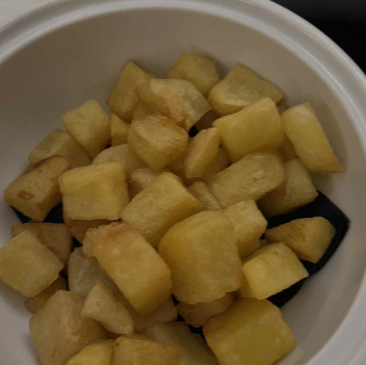 Cochinillo Asado con papas al estilo vasco junto a una reducción de sus propios jugos