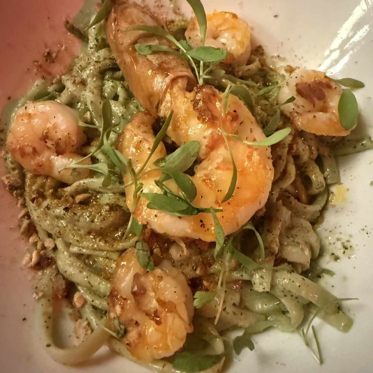 Fettuccini al pesto con camarones