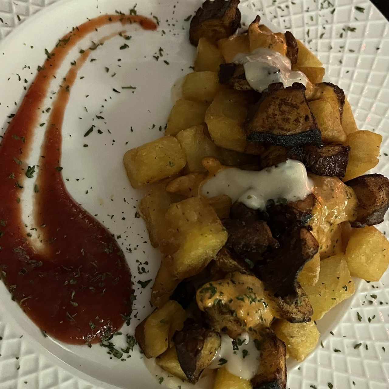 Papas Bravas ,Pulpo a la Parrilla y Alioli Rotizado Negro