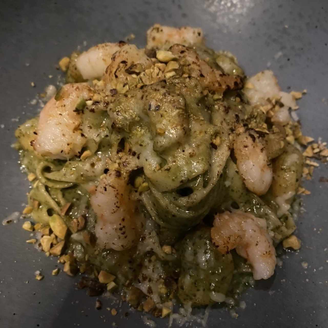 Fettuccine al pesto cremoso con camarones y pistachos