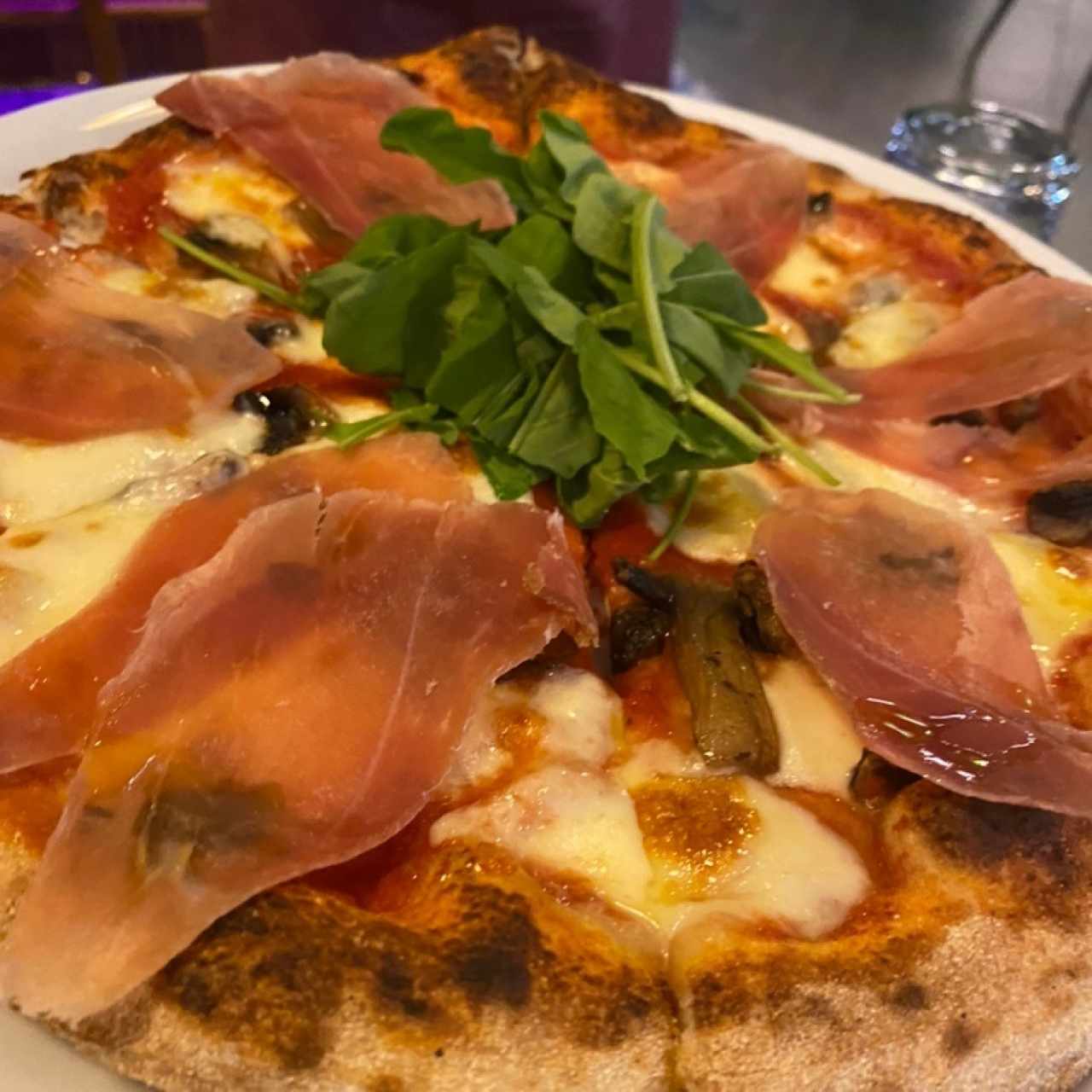 prosciutto e fungi pizza
