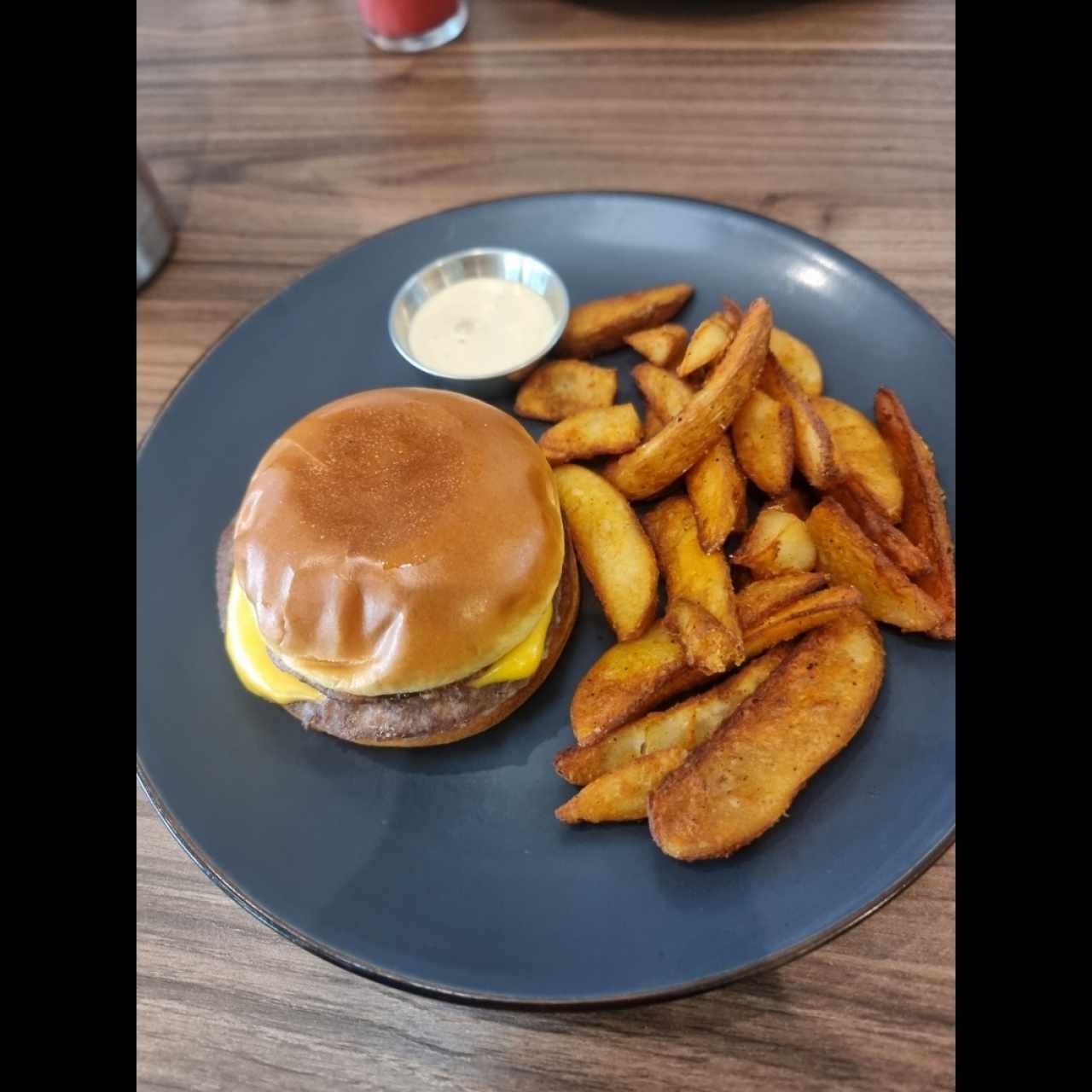 cheeseburger con papas