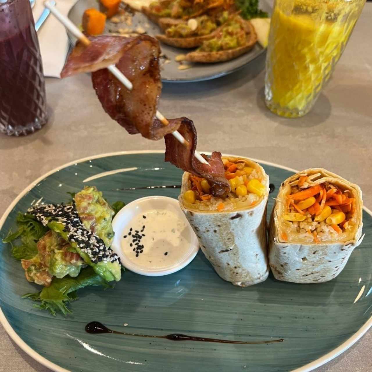 burrito con pollo, arroz, zanahoria y champiñones 