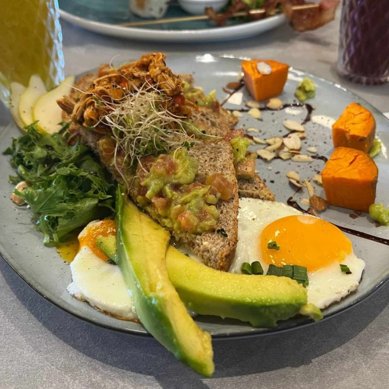 tostadas con pollo y guacamole (acompañada de huevos)