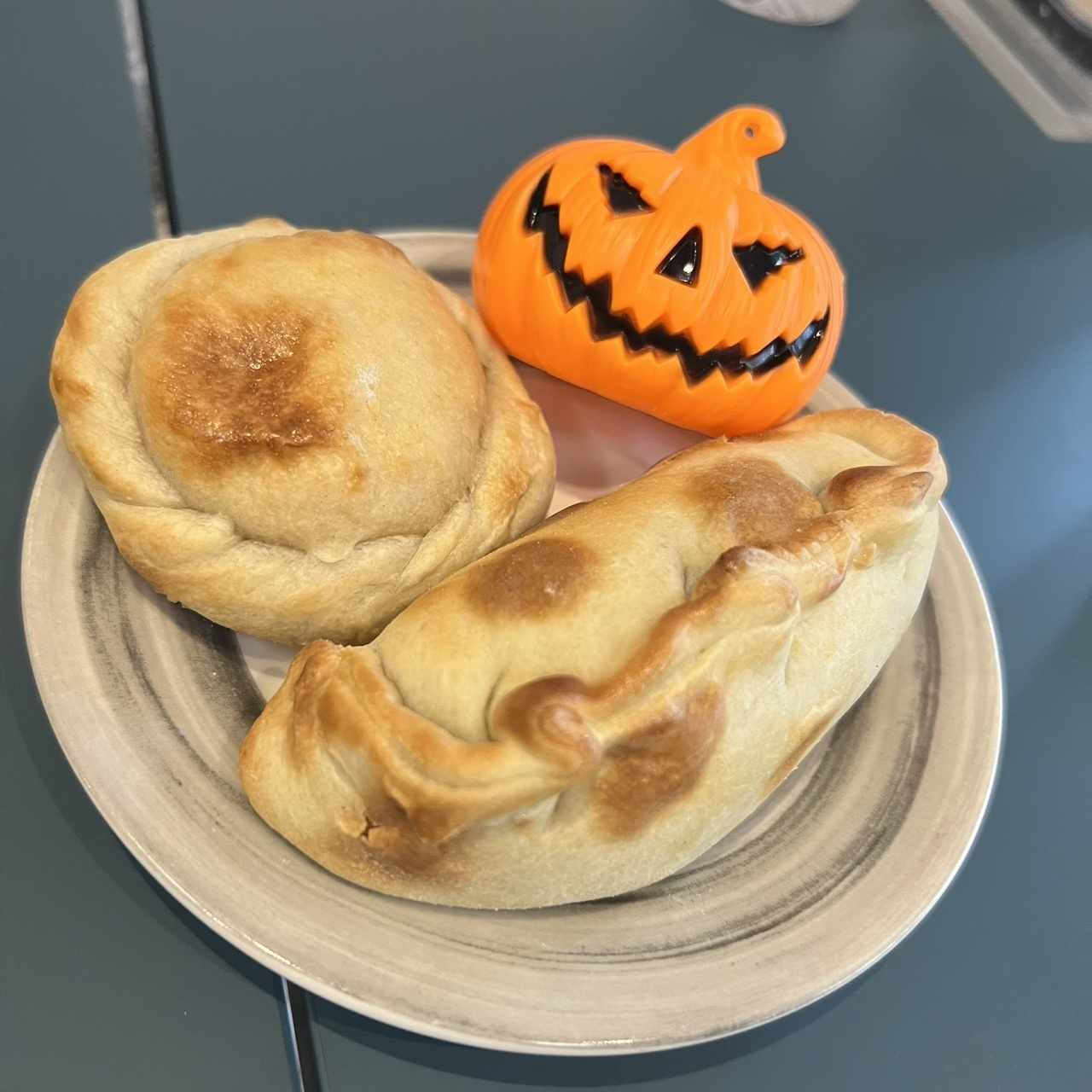 Empanada de pollo y pastel de queso gouda