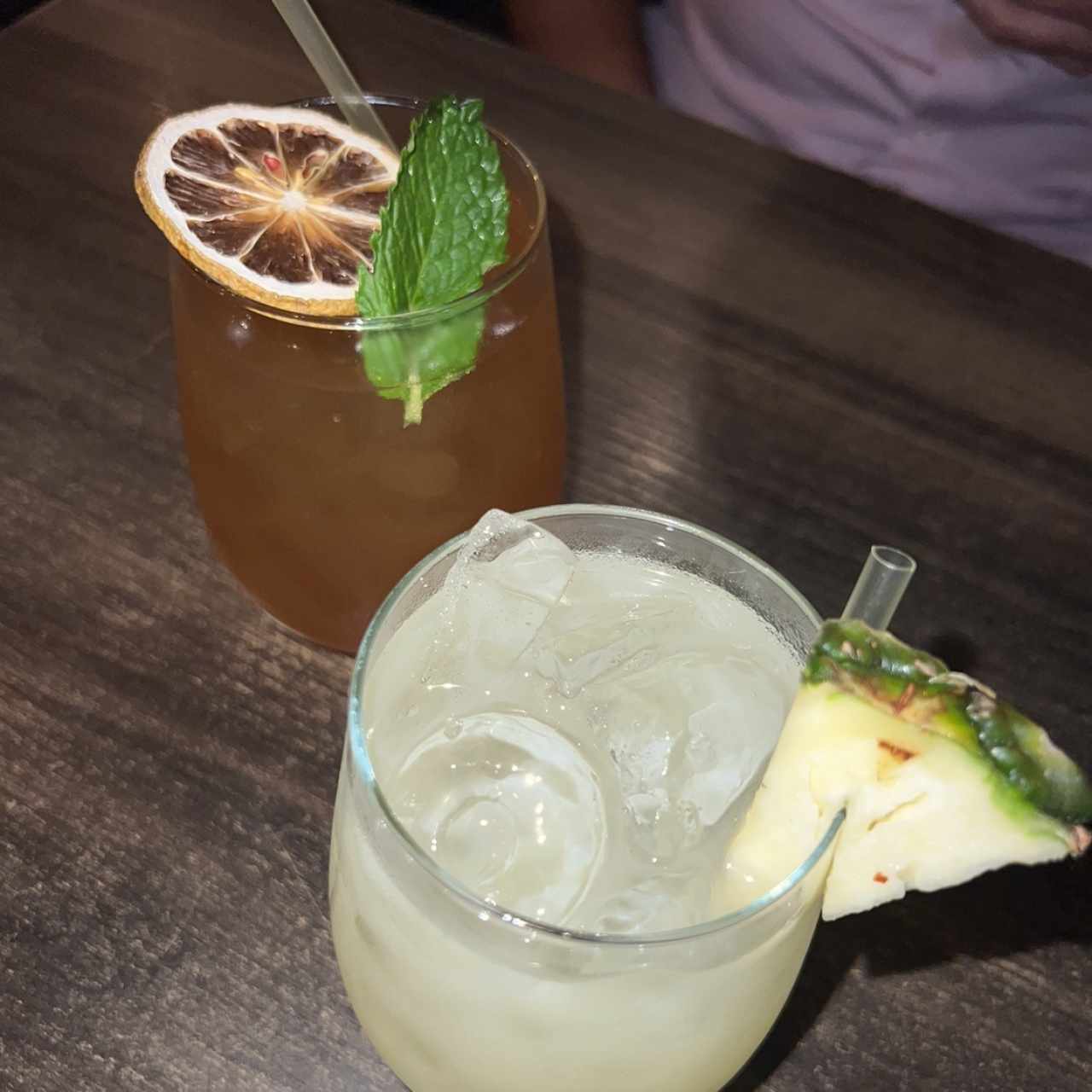 el marron panela wiskey seco y el blanco ginebra colada
