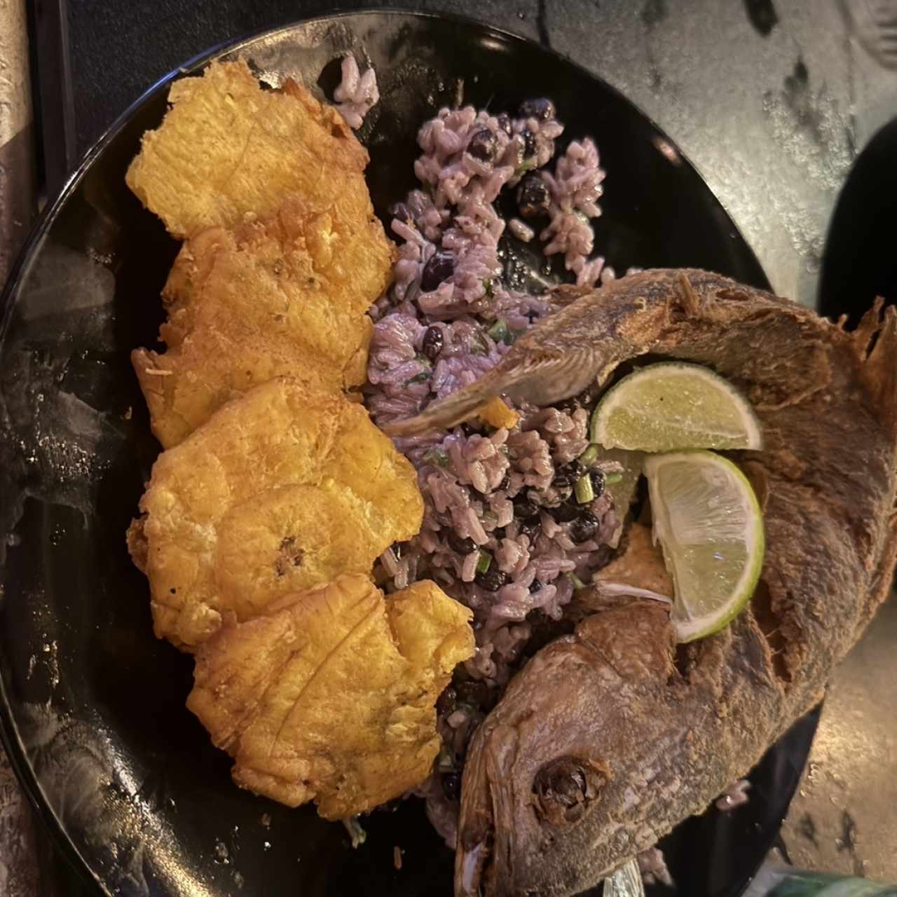 Pescado frito con arroz con guandú y coco y patacones $24