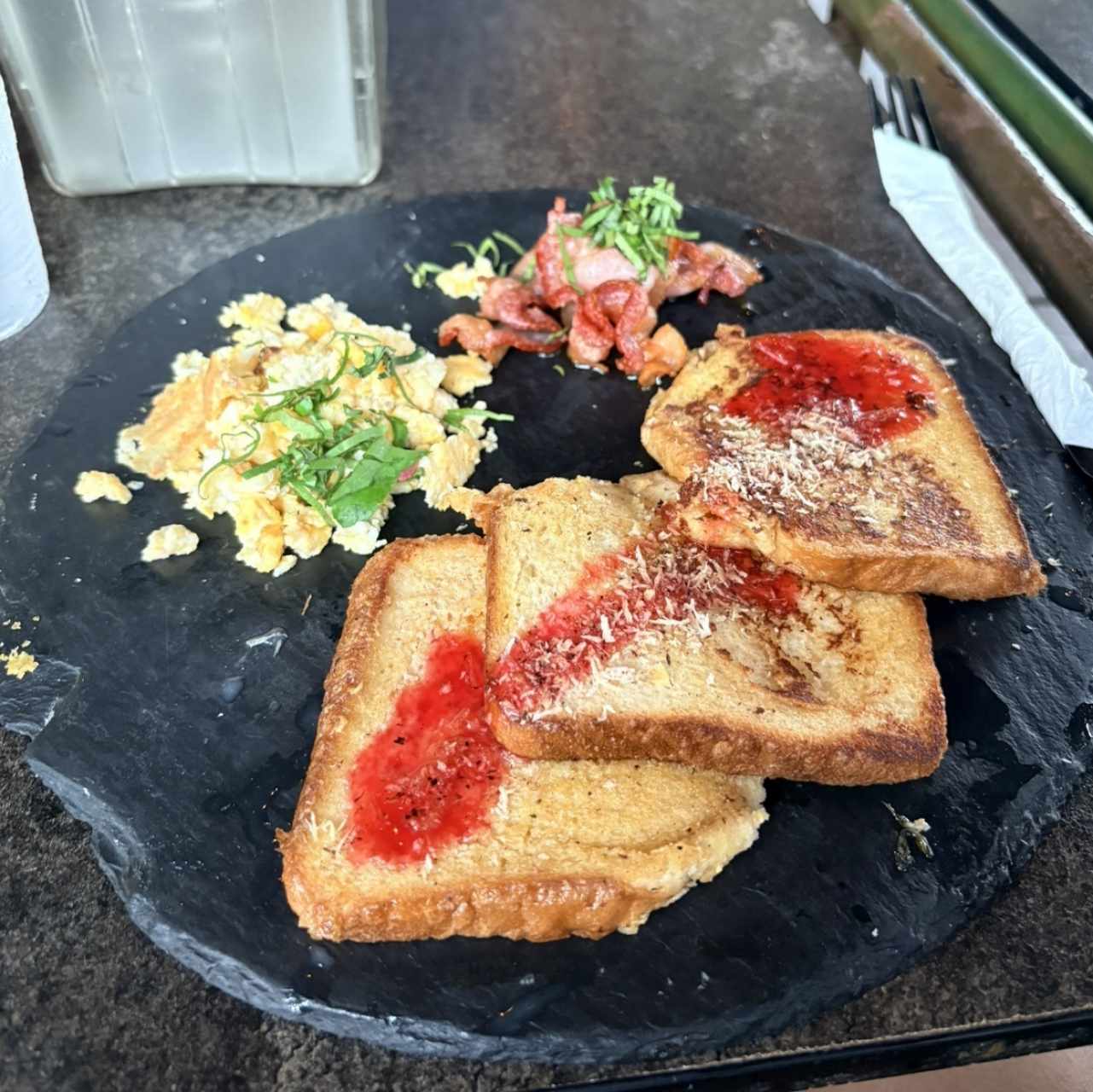 Tocino + Huevos Revueltos + Tostada Francesa