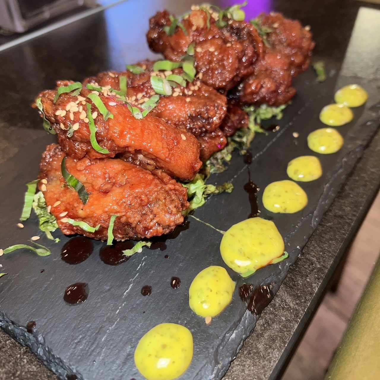 Alitas en salsa de saril