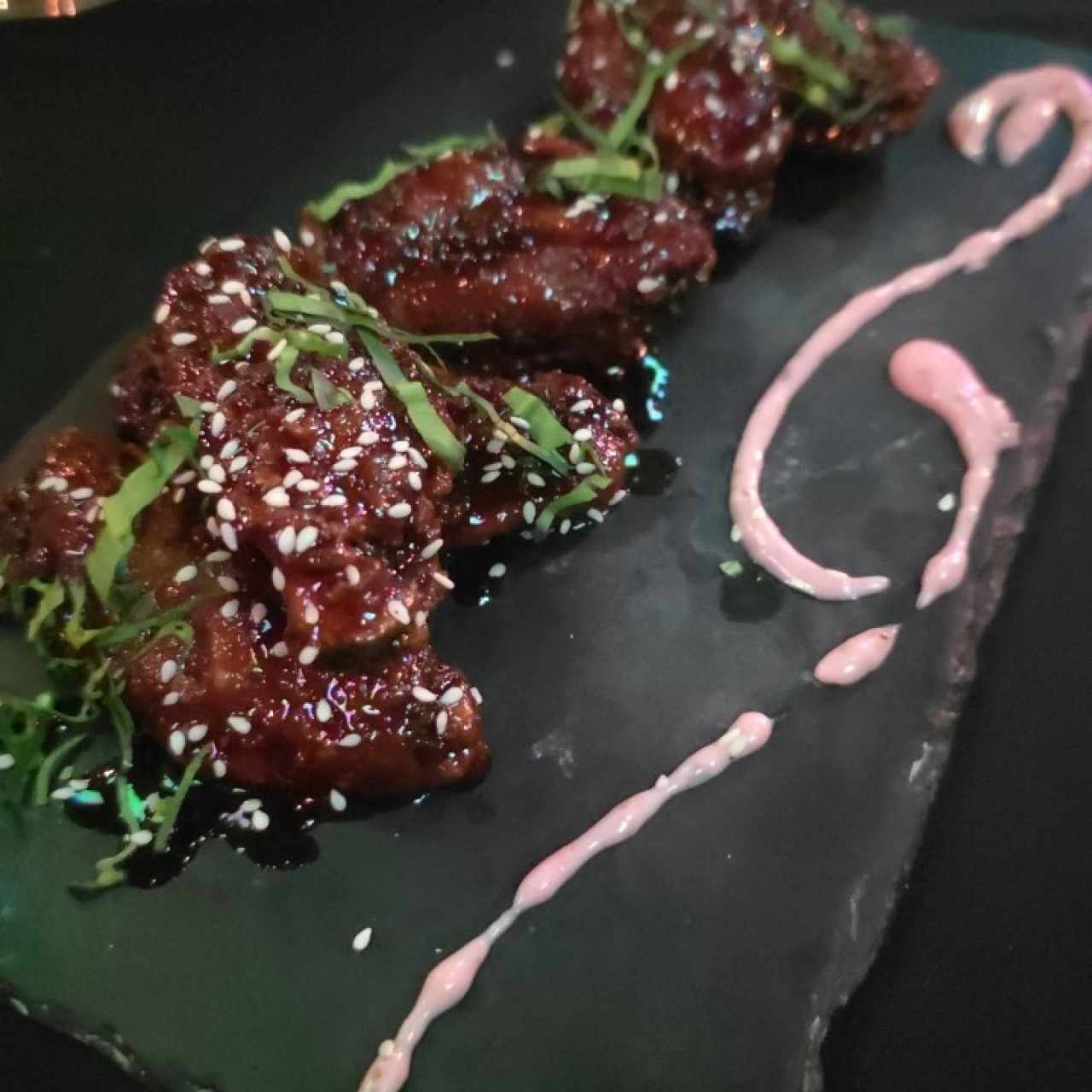 Alitas Bañadas en jalea de saril con ají chombo (8 und)