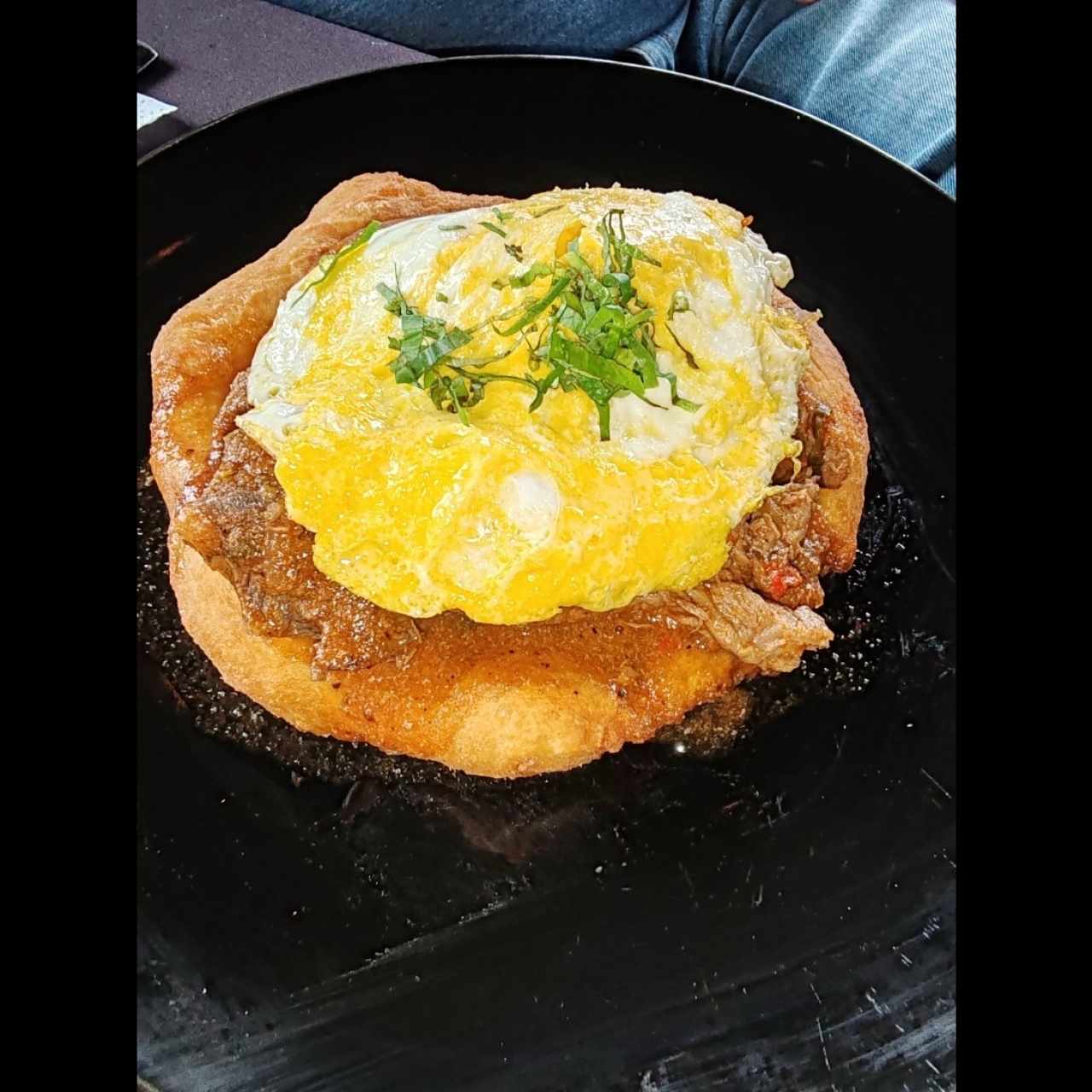 Hojaldra con bistec picado a caballo. 
