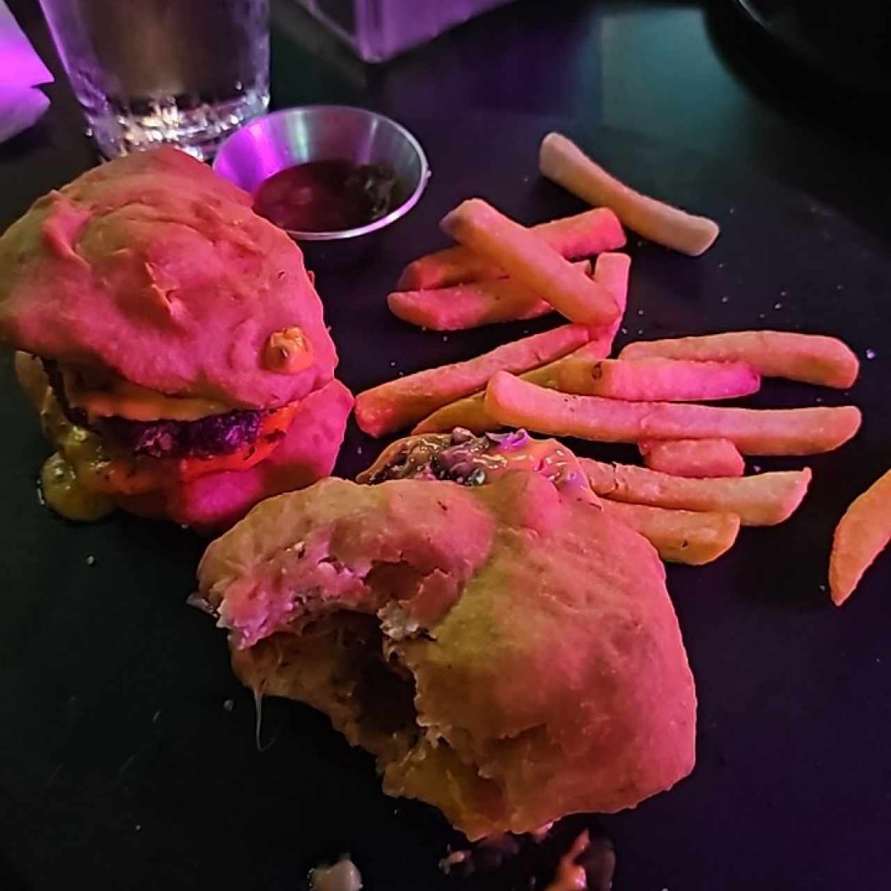 Hamburguesa de Hojaldre con Puerco Ahumado y crema de Aguacate y Mango con papas Fritas (2 und)