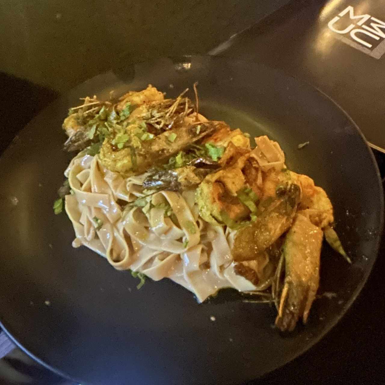 Taglitelle Con Langostinos en crema de cacao con Agua de pipa