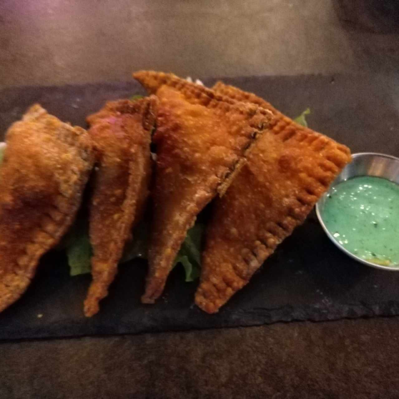 Empanadas de wantón rellenas de pescado al escabeche